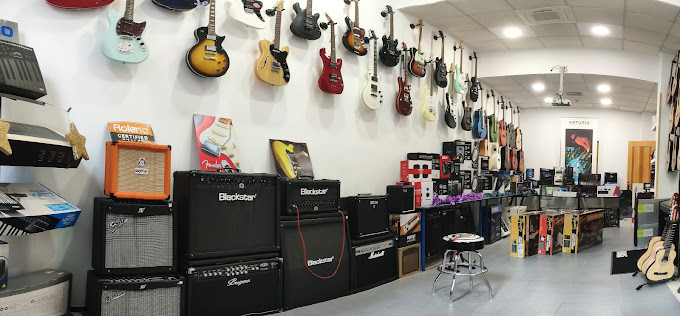 Interior de la tienda con una amplia selección de guitarras, ukeleles, amplificadores y mucho más