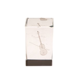 Cubo de cristal con violín 3D